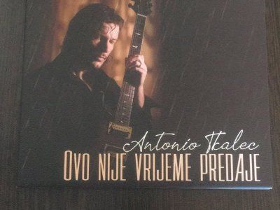 Objavljen je dugoočekivani NOVI ALBUM jednog od najpoznatijih kantautora moderne duhovne glazbe Antonia Tkaleca, znakovitog naziva “Ovo nije vrijeme predaje”