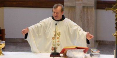 POSLUŠAJTE MOĆNU MOLITVU Fra Ivo Pavić moli da ozdravite u Isusovo ime