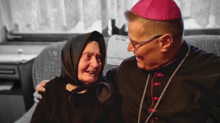 Baka Janja 100. rođendan proslavila u društvu nadbiskupa Hranića: Meni s krunicom kao u raju, za svakog molim