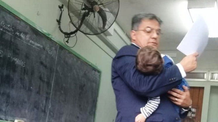 Učitelj nosio dijete svoje studentice u naručju tijekom nastave