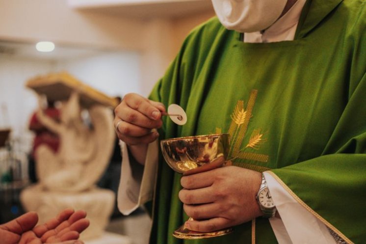 Talijanski biskup zabranio necijepljenim svećenicima da dijele Pričest