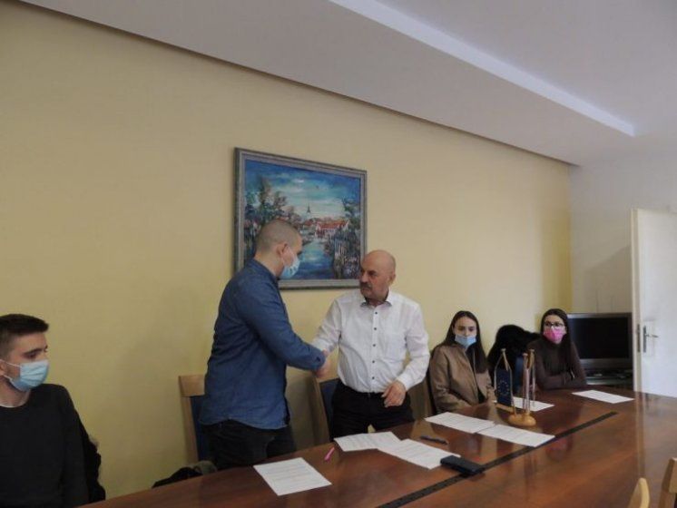 Ovoga ima u Hrvatskoj: Gradonačelnik se odrekao plaće i dao je najboljim studentima