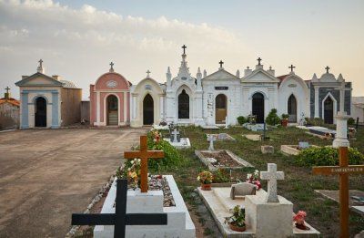 VANDALIZAM NA GROBLJU KOD MOSTARA: Oskvrnuto više grobnica, vazama i križevima udarali po spomenicima