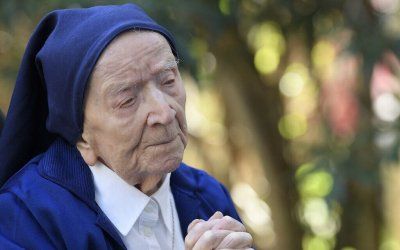 Francuska časna sestra koja je preboljela korona virus proslavila 118 rođendan