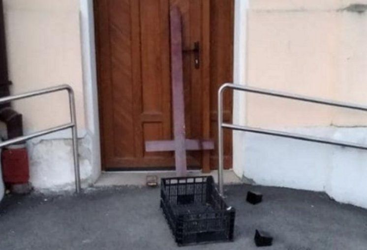 Sotonistički čin ispred Crkve na zagrebačkim Šestinama:„Zgroženi smo. Križ je okrenut naopako, pomokrili su se ispred crkve, slomljen je kip Blažene Djevice Marije...“