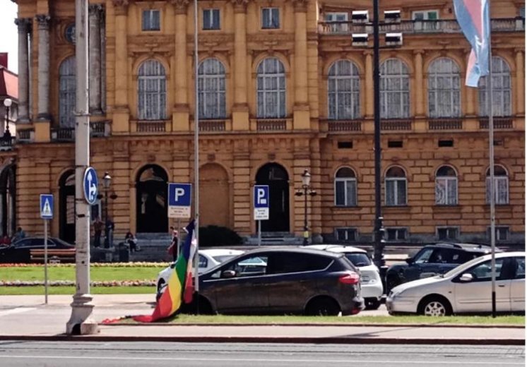 FOTO Maturanti u Zagrebu skinuli LGBT+ zastavu pored HNK
