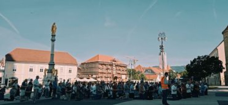Muškarci pokrenuli javnu molitvu krunice pred zagrebačkom katedralom!