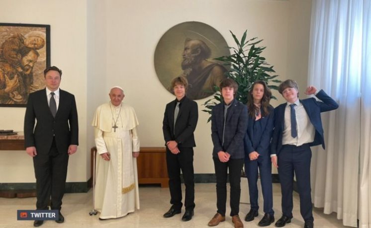 Elon Musk upoznao papu Franju, objavio fotografiju sa svoja četiri sina