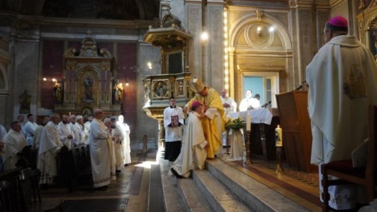 Kardinal Puljić na ramena nadbiskupa Vukšića stavio palij – znak metropolitanske vlasti