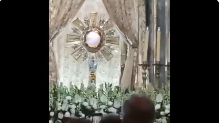 VIDEO Novo euharistijsko čudo u Meksiku? Svećenik posvjedočio kako je iz fotografije blaženog Carla Acutisa počelo curiti ulje