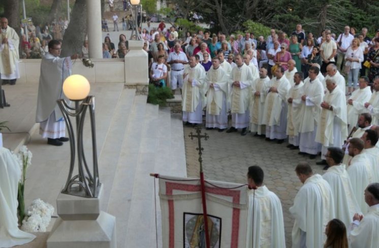 Desetak tisuća vjernika na proslavi Male Gospe u Vepricu podno Biokova