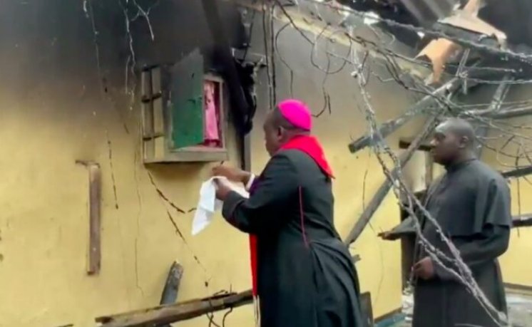 Presveti sakrament i hostije pronađene potpuno netaknute u ruševinama spaljene crkve u Kamerunu