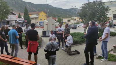 U Mostaru muškarci na koljenima molili krunicu!