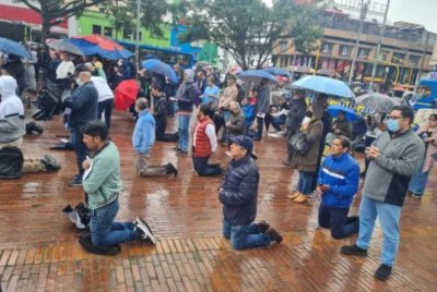 Stotine muškaraca molili krunicu na kiši u Kolumbiji