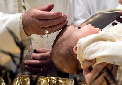 Njemački biskup ovlastio trinaest žena da obavljaju sakrament krštenja zbog „nedostatka svećenika“