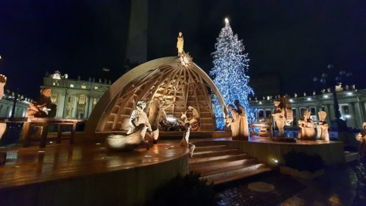 Otkrivene jaslice i osvijetljeno božićno drvce