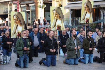 Komentar vjeroučitelja: &quot;Na Trgu sam kako bih molio zato što ne želim dopustiti da mi netko u mojoj Hrvatskoj brani kleknuti na javnom mjestu i moliti&quot;