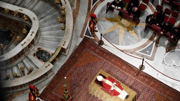 Oko 65 000 vjernika iskazalo poštovanje zemnim ostacima pape Benedikta XVI.