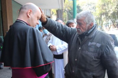 Biskup zamolio beskućnika za blagoslov: ‘U njemu je Krist’