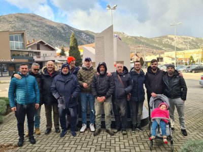 U Mostaru muškarci na koljenima molili Gospinu krunicu