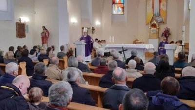 Biskup Petar predslavio misu i održao predavanje za 42 bračna para