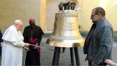 Papa Franjo blagoslovio zvono „Glas nerođenih” za Zambiju