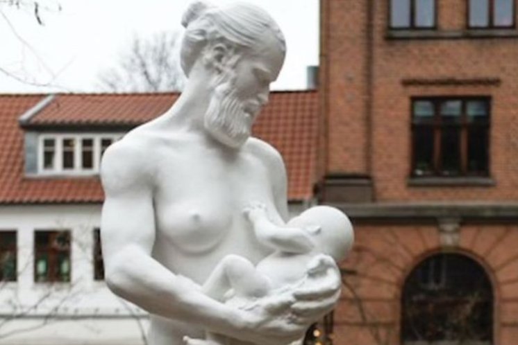 Ispred muzeja posvećenom ženama postavljen kip muškarca koji doji