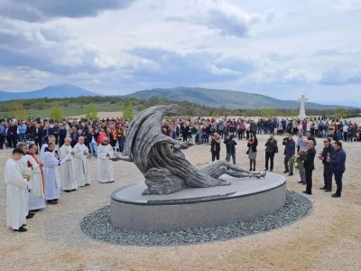 Na Groblju mira postavljena skulptura “Pieta”, rad akademskoga kipara Ilije Skočibušića