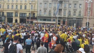 Antunovski hod za mlade: Brojni vjernici stigli na glavni gradski trg okupljeni u pjesmi i molitvi