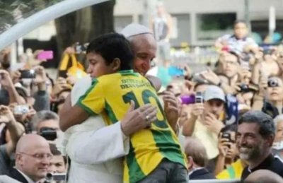 Dječak koji je prošao sigurnosnu barijeru kako bi zagrlio papu Franju na Svjetskom danu mladih 2013. sada je bogoslov