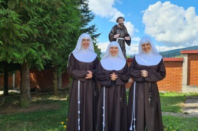 Tri postulantice ušle u novicijat u samostanu klarisa na Brestovskom