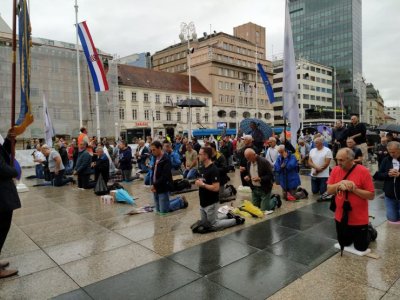 Na Trgu bana Jelačića u Zagrebu krunica s braniteljima