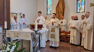 Bivši Papin gardist don Ivan Šarić slavio mladu misu u Prisoju