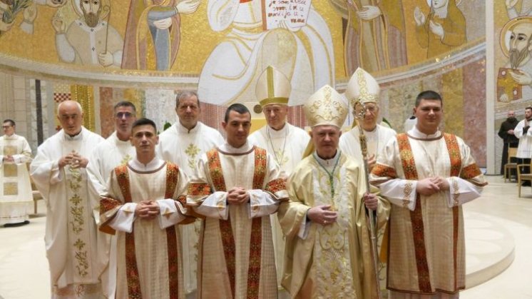 Nadbiskup Zdenko Križić zaredio za đakone trojicu bogoslova