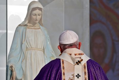 Papa Franjo: Marija je naša majka koja nas štiti