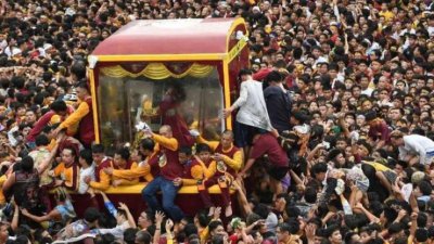 Stotine tisuća Filipinaca u procesiji oko „Crnog Nazarećana“