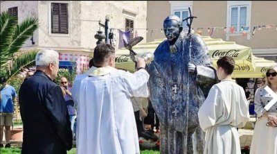 U Biogradu na Moru otkriven spomenik papi: &quot;Da nije bilo Ivana Pavla II. i Vatikana, ne bi bilo ni Hrvatske&quot;
