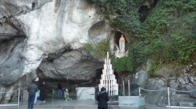 Papa sudionicima vojnoga hodočašća u Lourdes: Služite miru u ovom mračnom vremenu povijesti