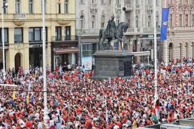 VIDEO Mladi vjernici napunili Trg bana Jelačića: Njih tisuće plesalo i pjevalo po centru Zagreba