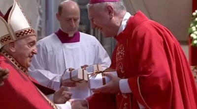 Nadbiskup Zdenko Križić primio palij iz ruku pape Franje