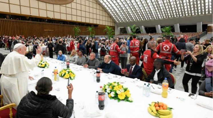 Papa Franjo objedovao s potrebitima i darovao cipele beskućniku