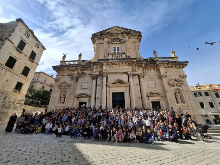 Stotine djece ispunile Dubrovnik i Korčulu na pobožnosti Križnog puta