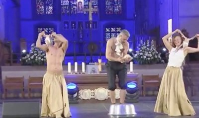 (VIDEO) BIZARNA IZVEDBA U NJEMAČKOJ CRKVI Polugoli muškarci i mrtve kokoši u pelenama ispred oltara katedrale u Paderbornu