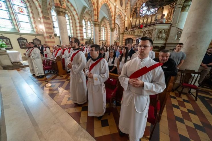 Nadbiskup Vukšić zaredio petoricu svećenika