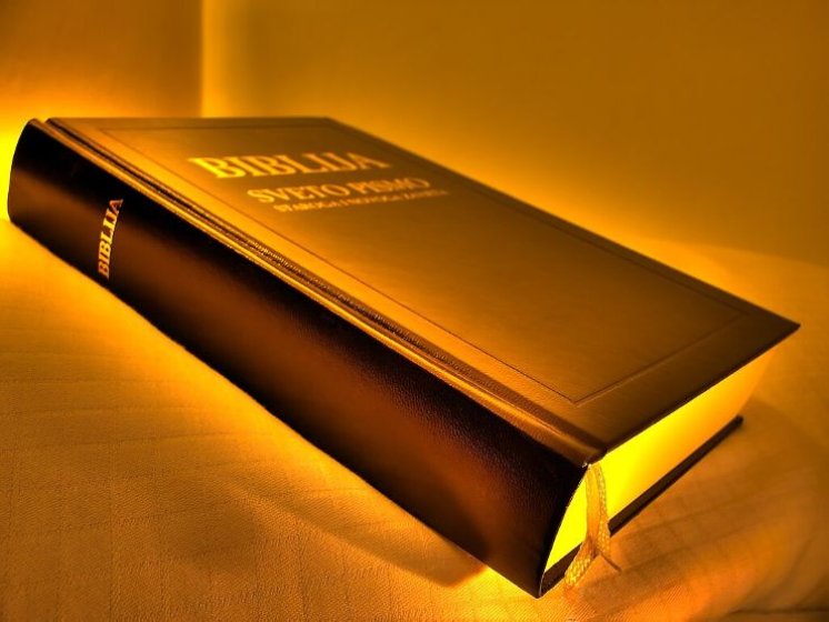 Broj preuzetih digitalnih Biblija lani premašio broj tiskanih