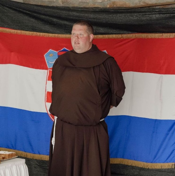 HIPODROMSKA HRVATSKA Imotski svećenik poručio mladima: ‘Ne samo zbog Anice i bokala vina, nego za novi dom‘
