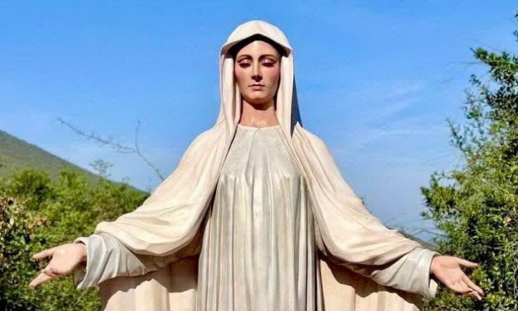 NOVI KIP KRALJICE MIRA U ŠPANJOLSKOJ PO UZORU NA SLIKU POK. CARMELA PUZZOLA