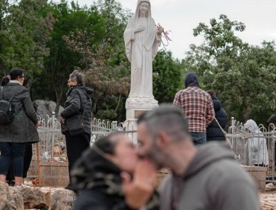 Prosidba u Međugorju: Suze radosnice na Brdu Ukazanja pred Gospinim pogledom