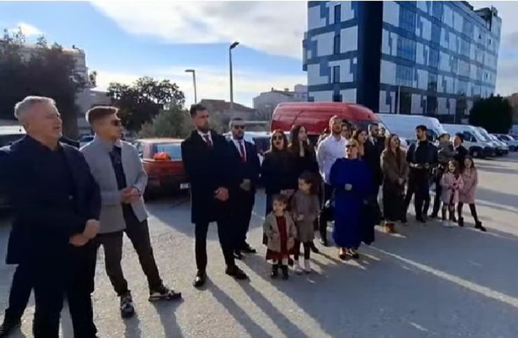 VIDEO Thompson zapjevao ispred KBC-a i uljepšao Božić pacijentima