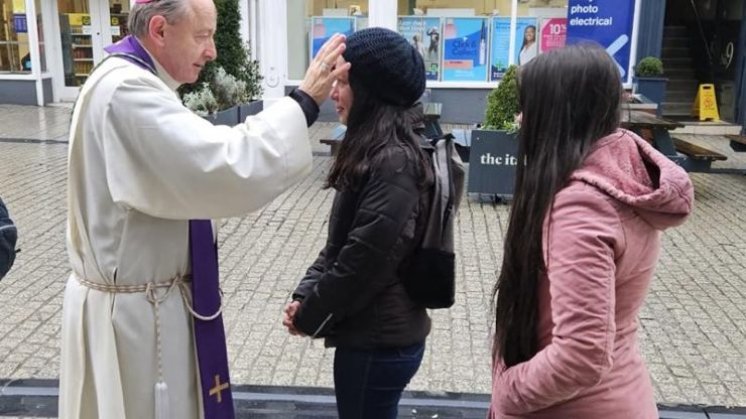 Irski biskup usprkos oštroj hladnoći pepeljao vjernike na ulicama